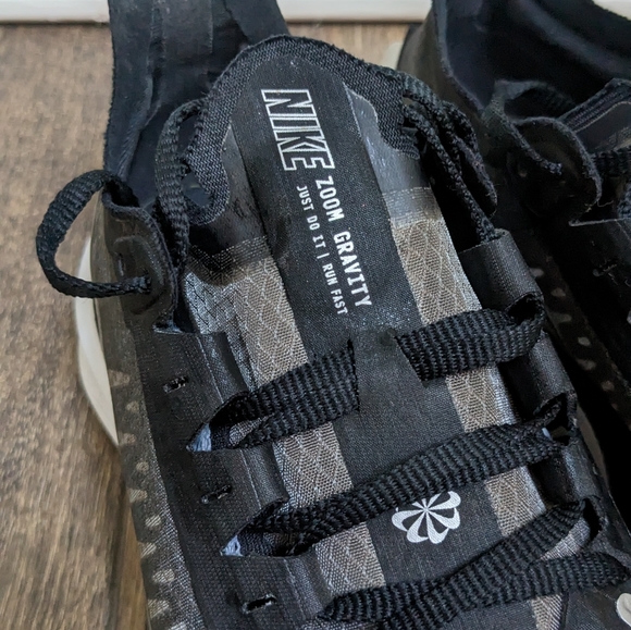 Nike Zoom Gravity running sneakers EUC Women's 8 black white lightweight current - Picture 6 of 10